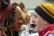 alt="Rottweiler  Fasnet Narrensprung, Schantle mit Zuschauer"