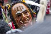 alt="Rottweiler Fasnet Narrensprung Federahannes"