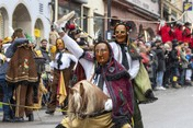alt="Rottweiler Fasnet, Narrensprung mit Bennerrössle"